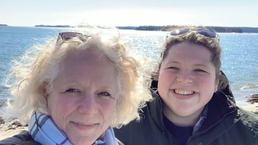 mother daughter selfie