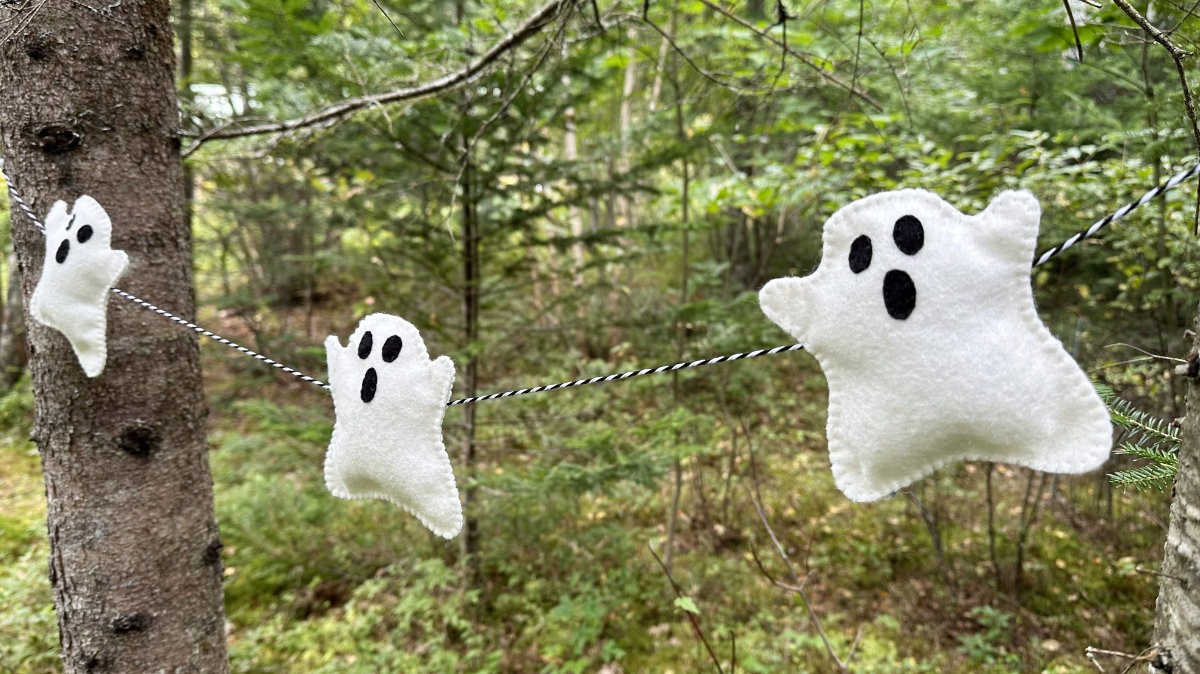 spooky season felt ghost garland - free pattern