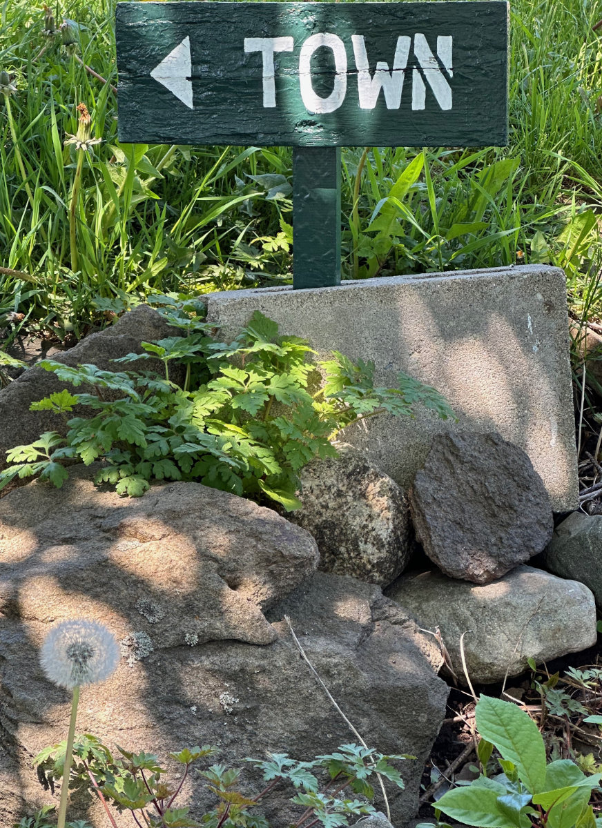 back to town sign, Monhegan